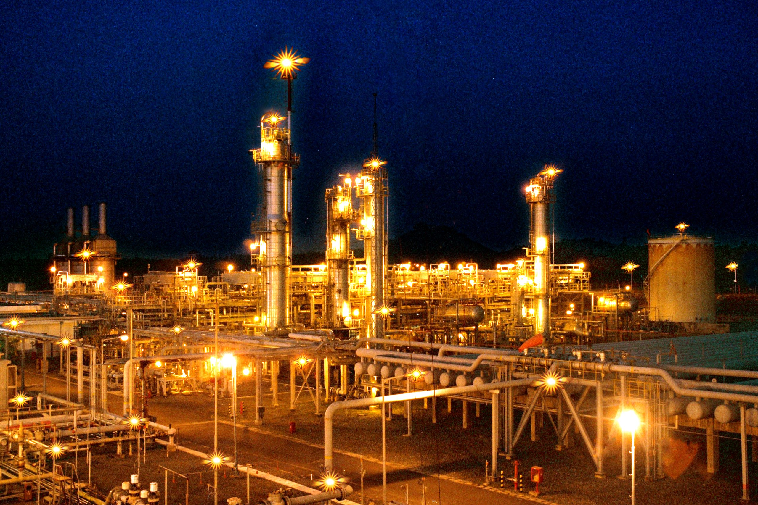 Một nhà máy xử lý khí của PV GAS vận hành ban đêm. Ảnh: PV GAS / CafeF.